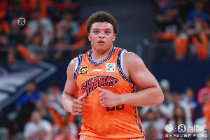 九游体育-打得难受！洛夫顿仅出战27分钟累计两T被驱逐 拿13分4板4助5失误