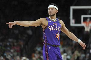 九游体育app-准绝杀完成救赎！布克18中7拿到19分7板12助