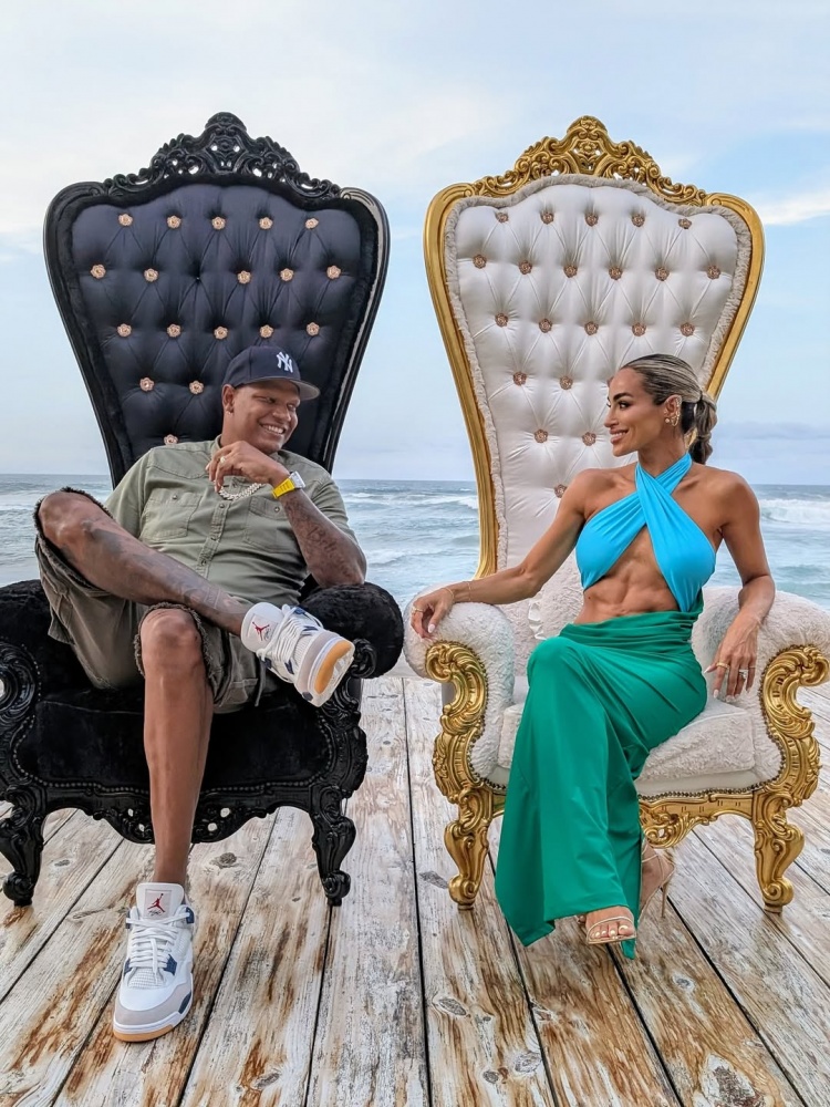 九游体育-无眉大侠维拉纽瓦晒与二婚妻子合照 后者身材健美&amp;腹肌明显