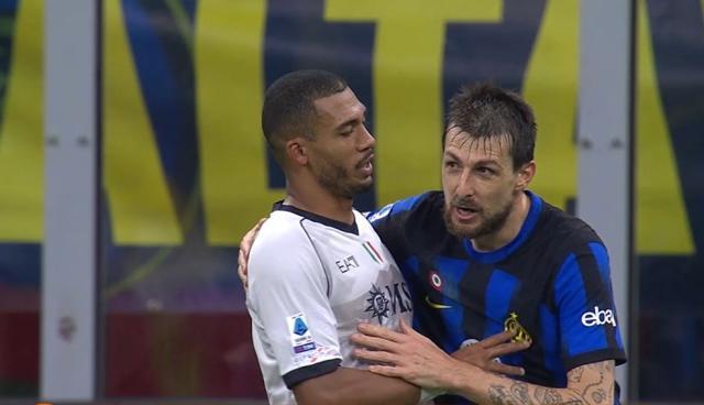 九游体育官网-阿切尔比遭揭批：骂完黑鬼，道完歉，他又不认账了！