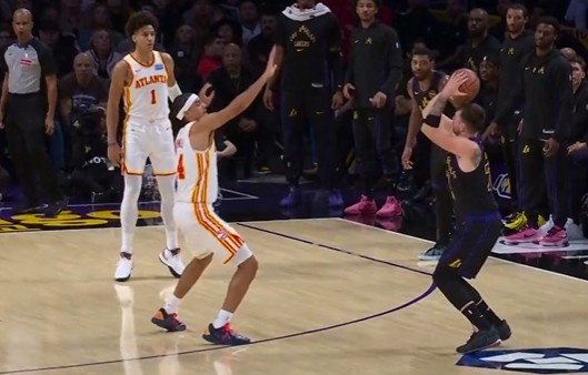 九游娱乐-解说员都喊“Luka Magic”！东契奇连续扔进3记三分 湖人轰21-2！